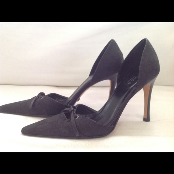 Gucci Classic Monogram Black Pumps - Picture 2 of 3