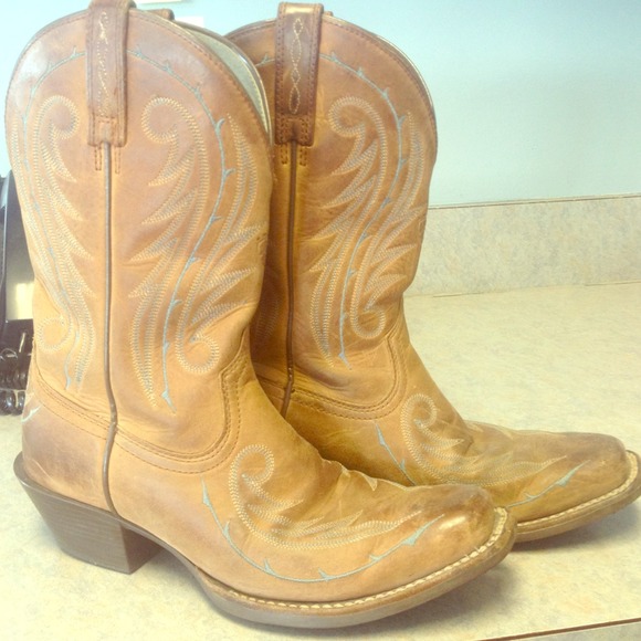 Ariat scroll design