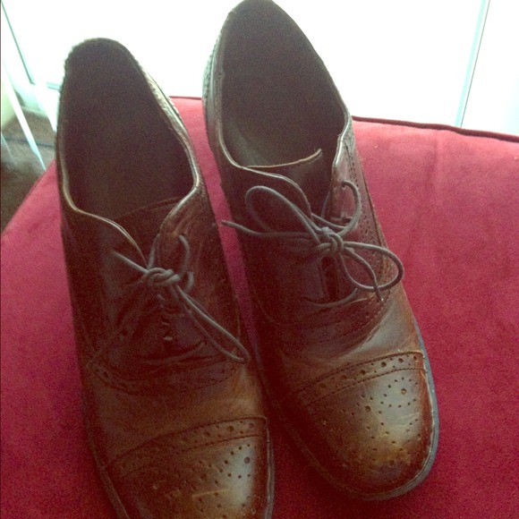 Designer distressed lace up 3" heel