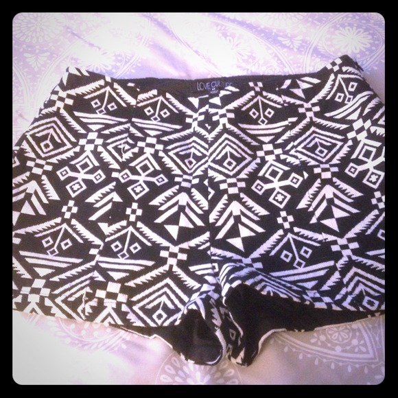 🎉sold🎉Aztec print shorts