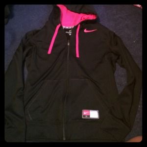 Black and pink nike hoodie! 🎀✔️
