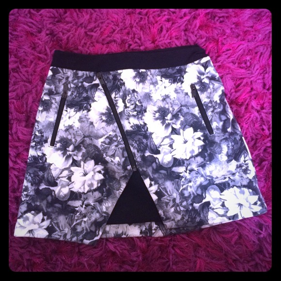 XS flower/ black&white ZARA skirt