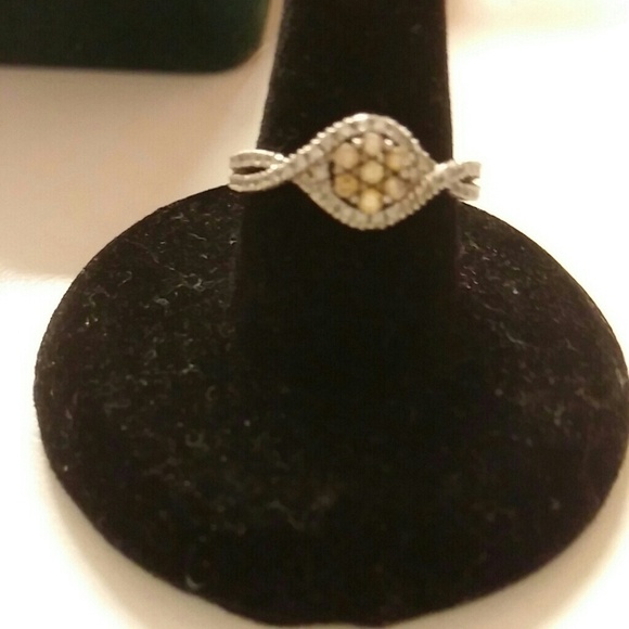 Flawless Ladies Brown & White Diamond Ring NWOT - Picture 2 of 4