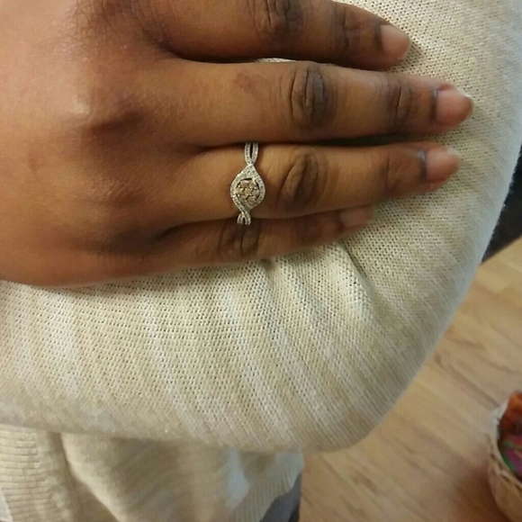 Flawless Ladies Brown & White Diamond Ring NWOT - Picture 4 of 4