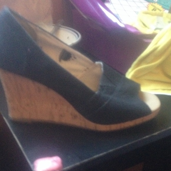 Black wedges