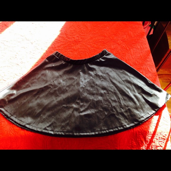 Leather skater skirt🌚 - Picture 2 of 4