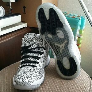 Air Jordan retro 11 size 12 in men