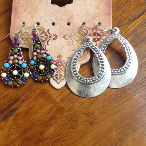 2 pairs of earrings.