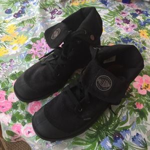 Black baggy canvas palladium boots