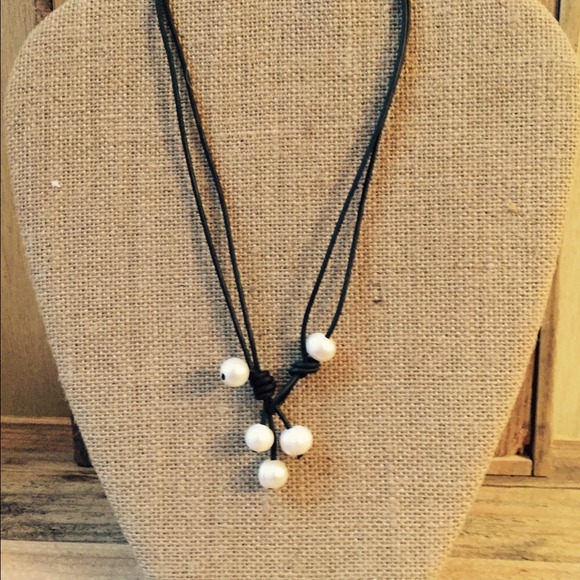 💚PRICE DROP💚Freshwater Pearl Leather Necklace