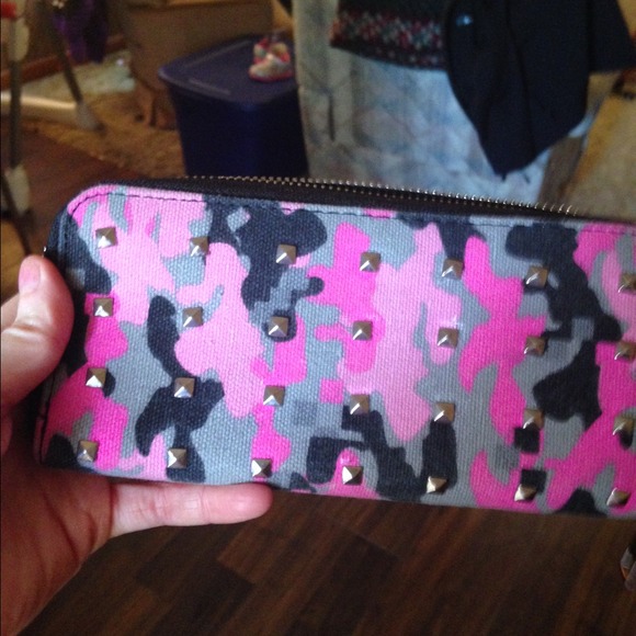Camo wallet