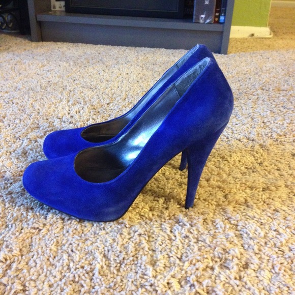 Steve Madden electric blue suede pumps