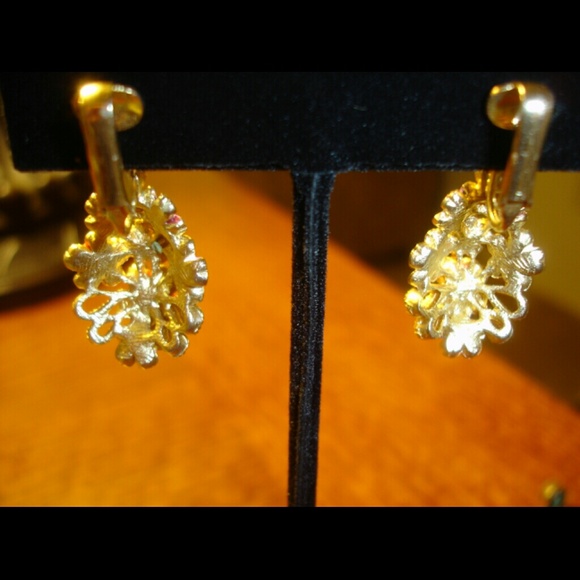 Vintage Pink Flower Enamel Earrings - Picture 4 of 4