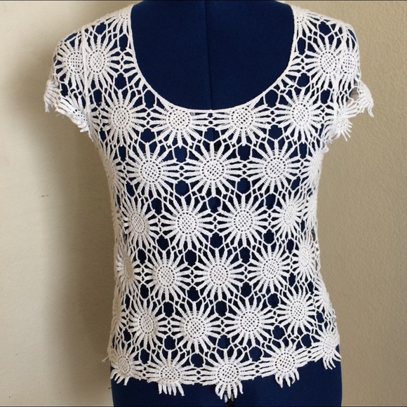 ❌❌SOLD❌❌Love Culture white crocheted flower top!