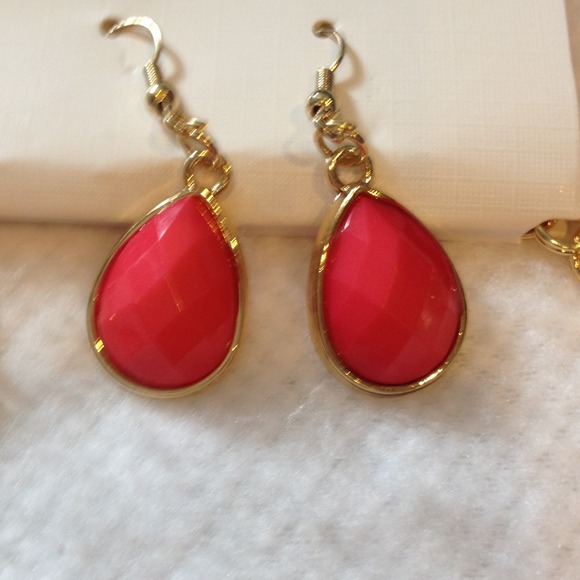 Magenta and Gold Statement Necklace with earrings - Picture 3 of 4