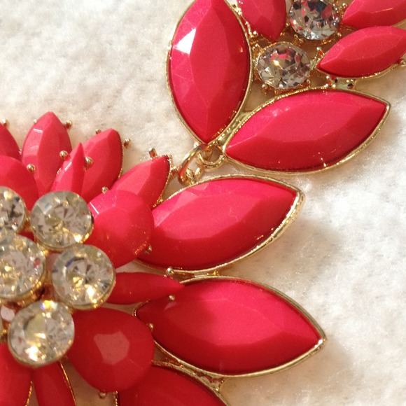 Magenta and Gold Statement Necklace with earrings - Picture 4 of 4
