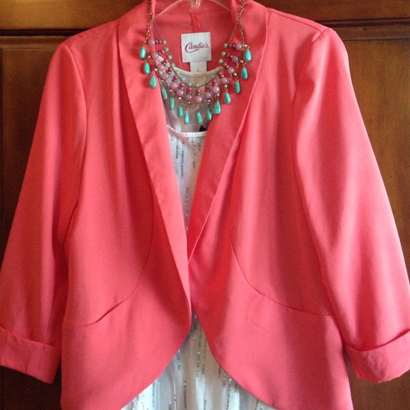 This is a gorgeous light weight blazer!