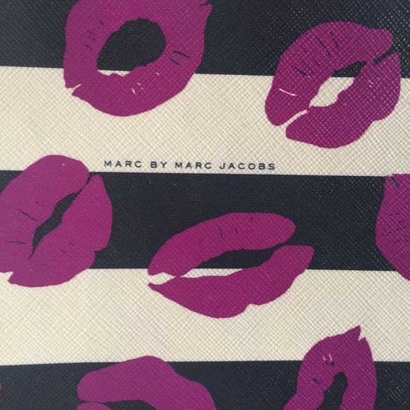 MARC JACOBS LAPTOP CASE💕 - Picture 2 of 3