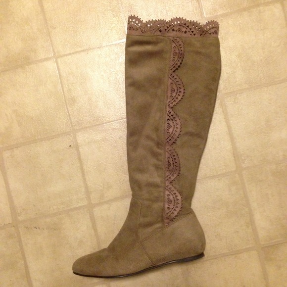 Tan suede riding boots. 8 1/2