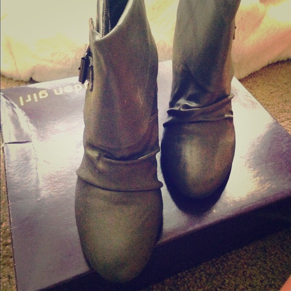 grey wedges