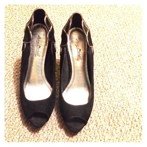 Black Anne Michelle heels with a gold heel