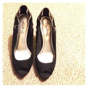 Black Anne Michelle heels with a gold heel