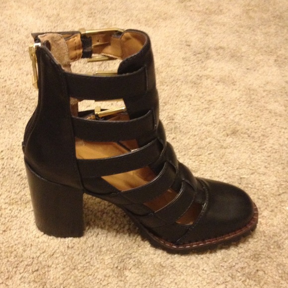 NEW Urban Outfitters, Report brand booties - Picture 3 of 4