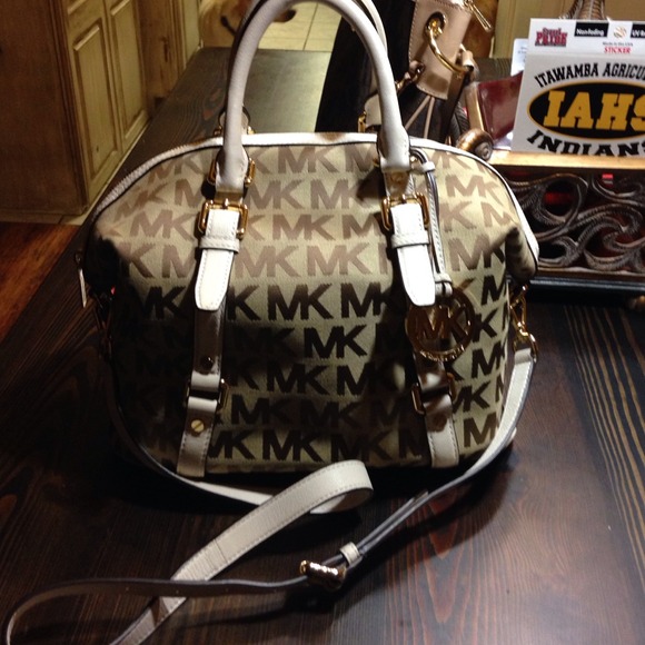 Tan Micheal Kors - Picture 3 of 3