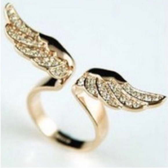 Accessories - Angel wing adjustable gold ring 💗