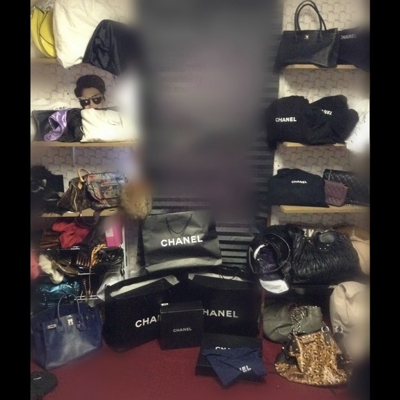 CLOSET SHARE...