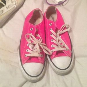 Hot pink low top converse