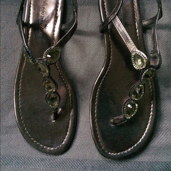 ❌SOLD❌ NWOT Pewter rhinestone sandals