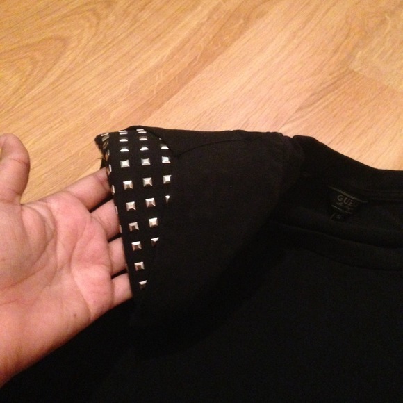 ❌BUNDLED❌Black Guess Studded Padded Shoulder Tee - Picture 2 of 4