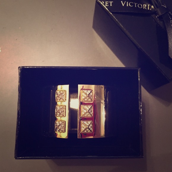 Victorias Secret One Size Fits All Cuff!
