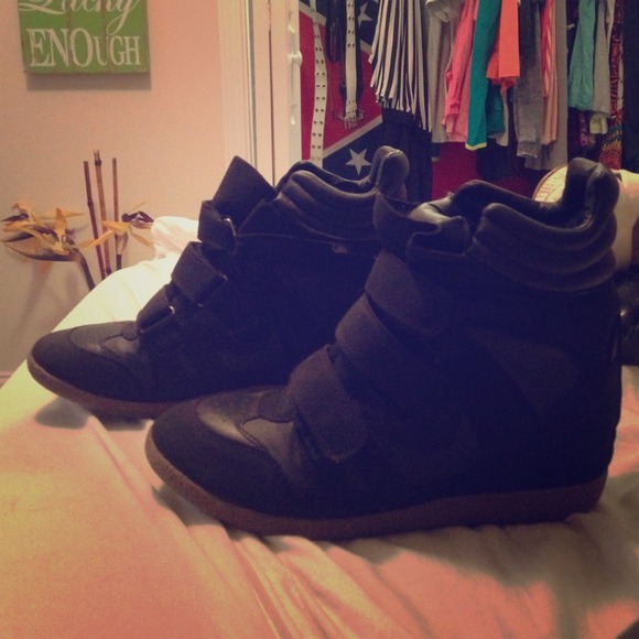 Black heel shoes