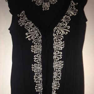 Black blouse with white embroidery🎀