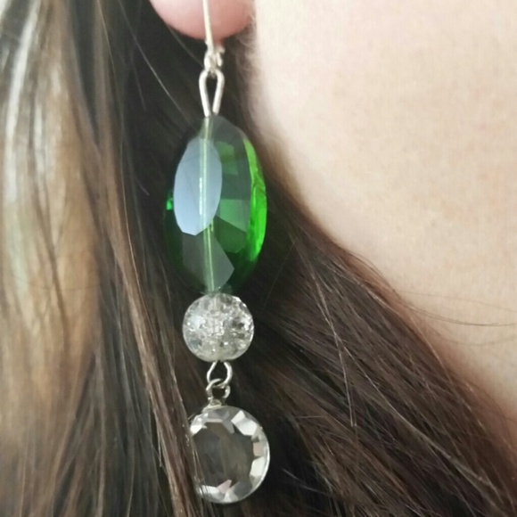 Emerald green colored glass drop earrings. - Picture 1 of 3
