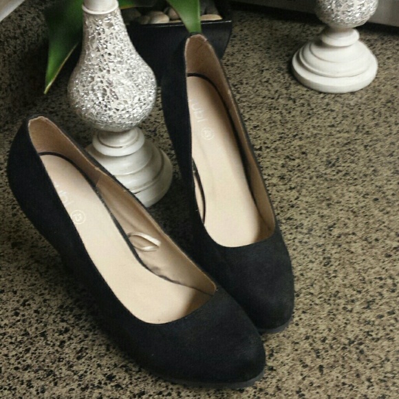 Black pumps