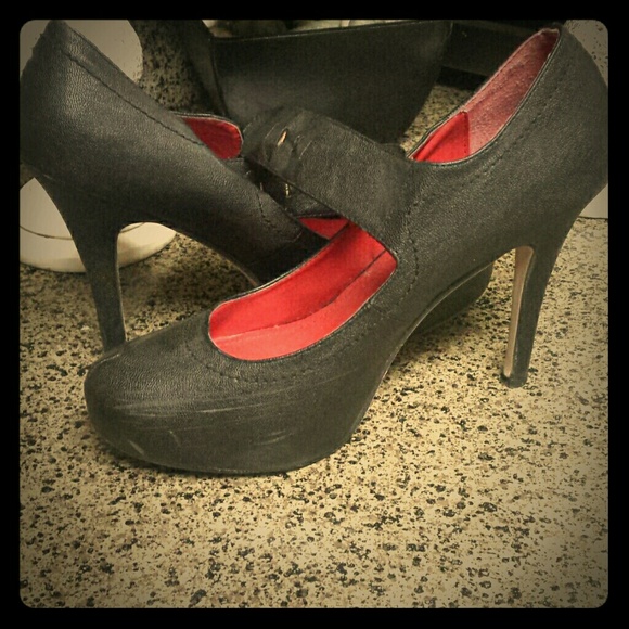 Classy black versatile pumps