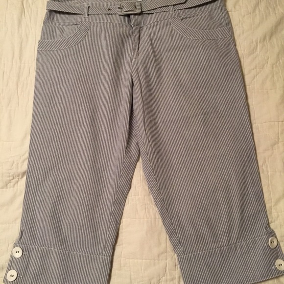 🎉MAKE OFFER🎉Guess Jean size 29 striped capris