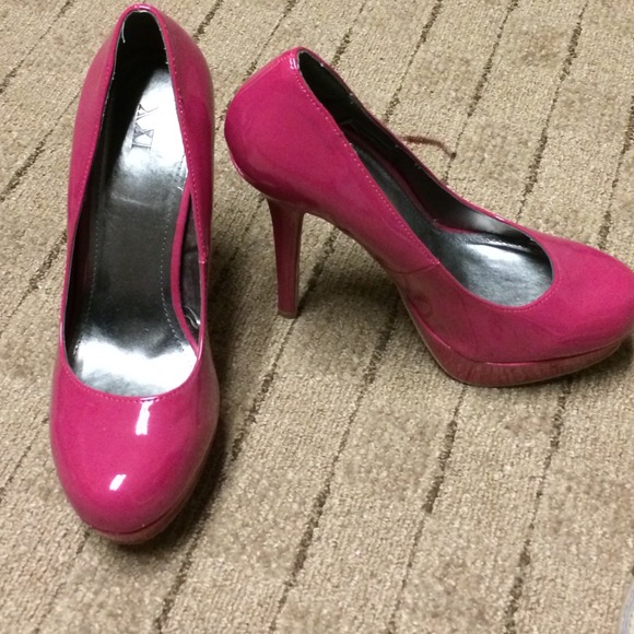 Fuchsia pumps