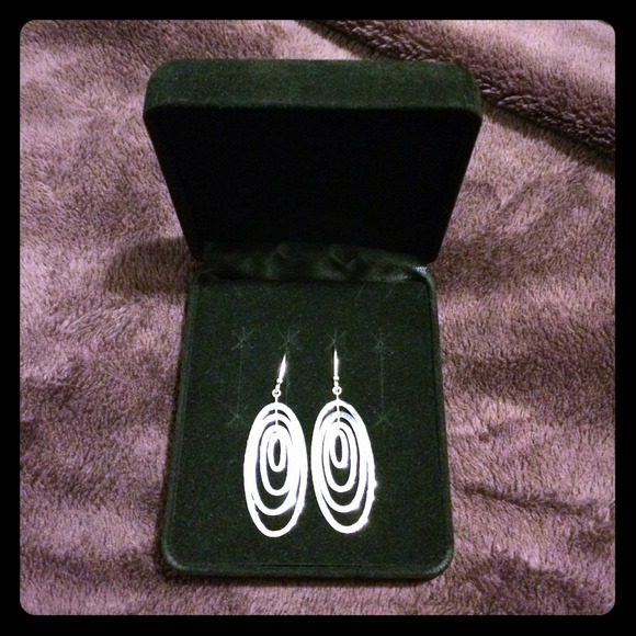 New, never worn silver plated dangle earrings - Picture 1 of 4