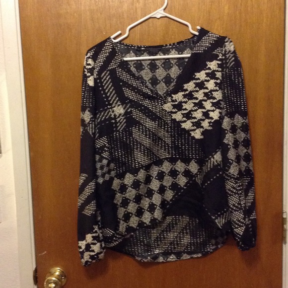 Black and white Guess top