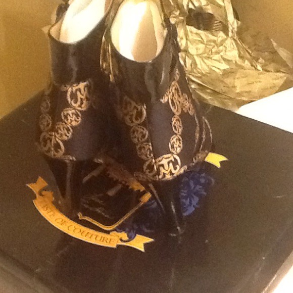 Black and Gold Boots - Picture 3 of 4