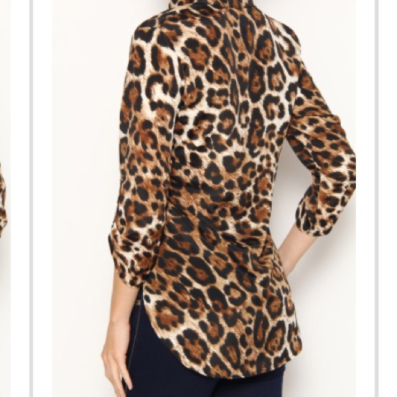 Leopard Print Split Neck Top - Picture 2 of 4