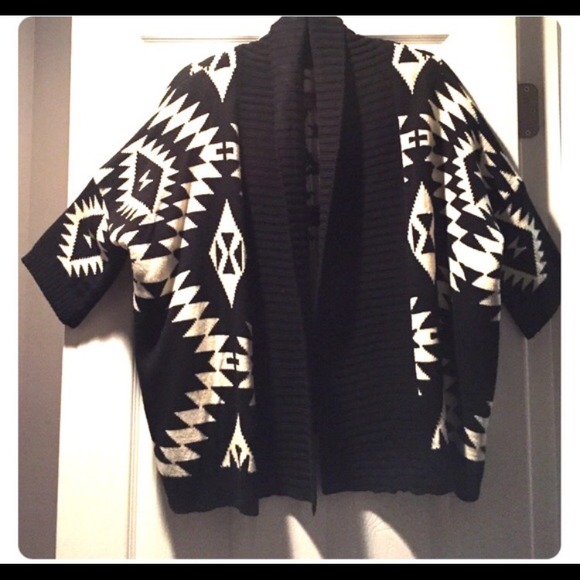 🎀STILL AVAILABLE🎀 Aztec Tribal print Cardigan