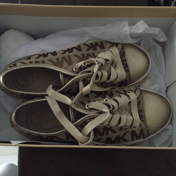 Mk  original tennis new never worn perfect conditi