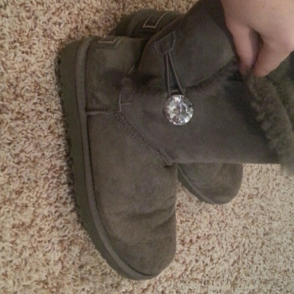 Short gray Uggs with diamond