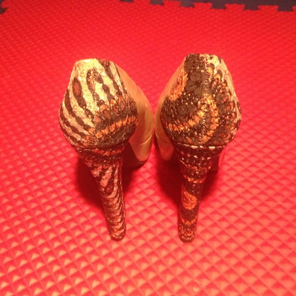 Beige and peacock design heels !!💗 - Picture 2 of 4