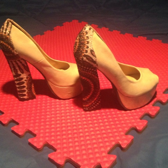 Beige and peacock design heels !!💗 - Picture 3 of 4